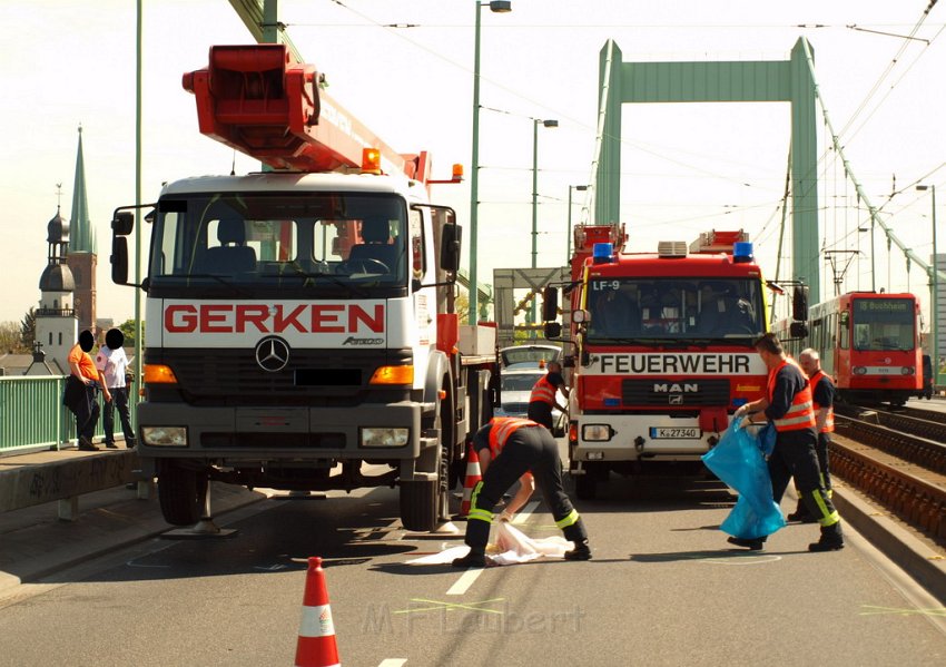 Arbeiter abgestuerzt vom PKW ueberfahren Koeln Muelheim Muelheimer Bruecke P67.JPG